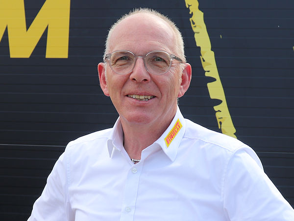„Als leidenschaftlicher Motorradfahrer freue ich mich besonders, die vielen Motorradfans in Breuberg empfangen zu dürfen“, sagt Wolfgang Meier, CEO bei Pirelli Deutschland (Bild: NRZ/Arno Borchers)