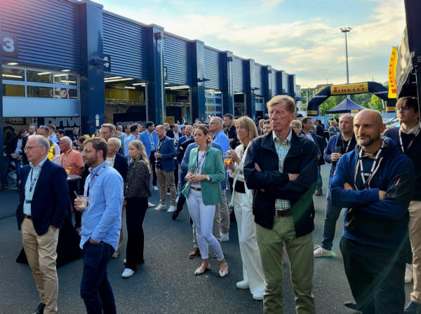 Pirelli Driver Ausschnitt Web