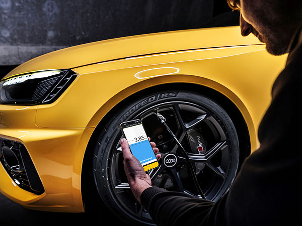 Zusätzlich zu „P-Zero-Corsa“-Erstausrüstungsreifen erhalten Käufer eines Audi RS 4 Avant Edition 25 Years noch ein Track-Kit bestehend aus „P-Zero-Trofeo-RS“-Semislicks, die mit Pirellis „Track Adrenaline System“ verbunden sind (Bild: Pirelli)