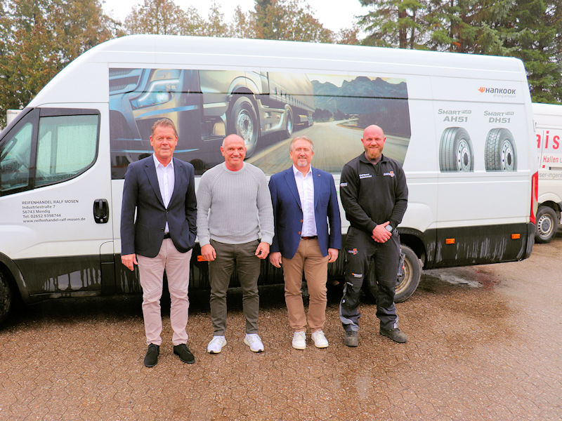 Wollen Kräfte bündeln und gemeinsam wachsen: Manfred Zoni (Lkw-Vertriebsdirektor Hankook; von links), Ralf Mosen (Inhaber Reifenhandel Ralf Mosen), Andreas Burk (Leiter Partnersystem Reifen1+) und Patrick Walden