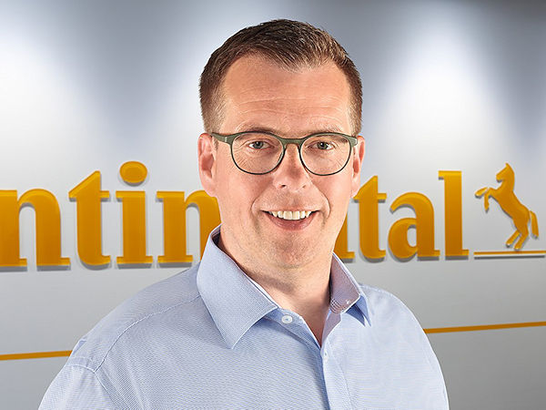 „Entscheidend ist nicht nur auf dem Platz, sondern auch wir als Partner und Fans auf den Straßen Deutschlands“, sagt mit Blick auf die bevorstehende Fußball-EM Timo Röbbel, Leiter Marketing Reifenersatzgeschäft Deutschland bei Hersteller Conti, der als Partner der Nationalmannschaften sowohl der Frauen als auch der Männer fungiert (Bild: Continental)