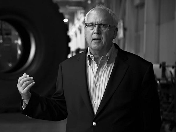 Laut Titans Chairman Maurice N. Taylor Jr. haben sich die Geschäfte des Unternehmens im bisherigen Jahresverlauf rückläufig entwickelt, aber zugleich betont er, dass das Managementteam des Herstellers von Off-Highway-Rädern und -Reifen „sehr erfahren im Umgang mit solchen Marktzyklen“ sei und „zeitnah gute Entscheidungen“ treffen werde (Bild: Titan-Video/Screenshot)