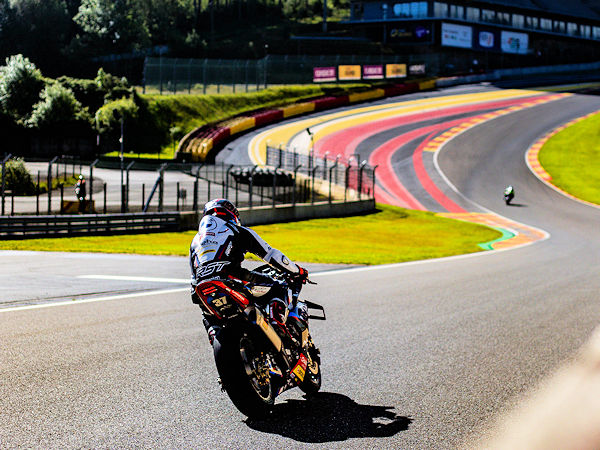 Von Startplatz vier gleich in den ersten Kurven an die Spitze gefahren und dann in der Führungsgruppe mit dabei, wurde das Team BMW Motorrad World Endurance nach einem Sturz zurückgeworfen und musste die Maschine später wegen Ölverlust sogar vorzeitig abstellen (Bild: BMW)
