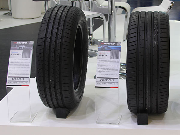 Nankang präsentierte bei der Reifenmesse in Köln unter anderem die Profile „Rollnex Nex-1“ für SUVs (links) und „Sportnex AS-3 EV“ für elektrisch angetriebene Fahrzeuge als Neuheiten (Bild: NRZ/Christian Marx)