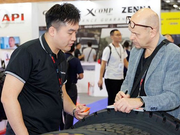 Bei der Reifenmesse Mitte Mai Bangkok/Thailand sind nach Veranstalteraussagen mehr als 4.000 Besucher gezählt worden, die vor Ort auf gut 90 Aussteller getroffen sind (Bild: Informa Markets/Sapphire Media)