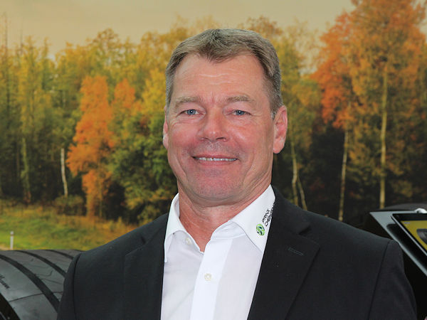 Dass Marangoni nach eingehenden Tests der Austone-Karkassen die Lkw-Reifen dieser Marke über sein „Ringnet“-Partnernetzwerk vermarkten will, wertet Thomas Wohlgemuth, Geschäftsführer der Prinx Chengshan Europe GmbH, als eine Art „Ritterschlag“ für die Produkte des Reifenherstellers (Bild: NRZ/Christian Marx)