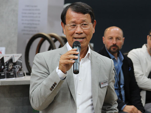 „Man hört nie auf zu wachsen. Man macht immer weiter Fortschritte“, erklärte Jimmy Yang als Präsident der Gruppe, dass der Firmenname Kenda die direkte Übersetzung eines chinesischen Wortes ist, das bedeute, dass man etwas Großes aufbaut (Bild: NRZ/Christian Marx)