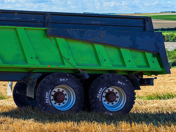 Mit dem „FL 695“ genannten Modell hat BKT eigenen Worten zufolge einen Stahlgürtelreifen entwickelt, der „die besonderen Anforderungen agroindustrieller Anwendungen erfüllt, bei denen Anhänger eine Schlüsselrolle für die Gesamtproduktivität spielen“ (Bild: BKT)