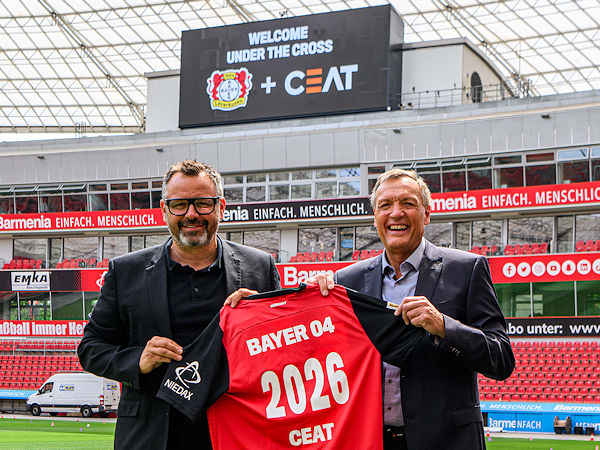 Freuen sich über die für zunächst zwei Spielzeiten bzw. bis Mitte 2026 vereinbarte Zusammenarbeit: Markus Breglec (links), Vorstand für Marketing und Innovation bei Bayer 04 Leverkusen, und Peter Becker, Senior Vice President R&D and Technology bei Ceat Ltd. (Bild: Ceat)