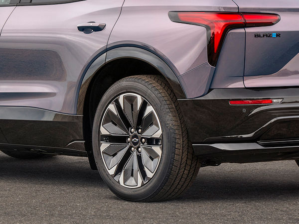 General Motors hat Bridgestone vor allem für die Erstausrüstungslieferungen seines mit „Enliten“- und „B-Seal“-Technologie des Konzerns ausgestatteten Profils „Alenza A/S 02“ für den Chevrolet Blazer EV geehrt, während … (Bild: Bridgestone)