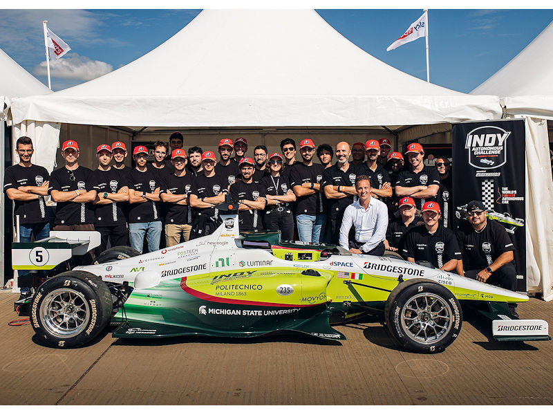 Beim Goodwood-Hillclimb hat das Team vom Politecnico di Milano und der Michigan State University mit einer Höchstgeschwindigkeit von 179 km/h die alte Bestmarke von knapp 163 km/h deutlich verbessern können mit seinem auf Bridgestone-Reifen rollenden und von einer KI gesteuerten AV-24 (Bild: Bridgestone)