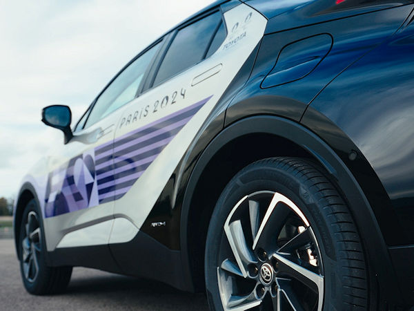 Bridgestone rüstet die rund um die Olympischen/Paralympischen Spiele in Paris zum Einsatz kommende Pkw-Flotte, die mehr als 1.000 rein elektrisch angetriebene Toyota umfassen soll, mit seinen Profilen „Turanza 6“ und „Alenza 001“ aus (Bild: Bridgestone)