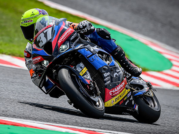 Das auf Dunlop vertrauende Team BMW Motorrad World Endurance ist beim Acht-Stunden-Rennen in Suzuka zwar Fünfter geworden, liegt vor dem Bol d’Or – dem letzten EWC-Saisonlauf Mitte September auf dem südfranzösischen Circuit Paul Ricard – als weiterhin Gesamtdritter aber zu weit zurück, als dass man sich noch Hoffnungen auf den Titel machen könnte (Bild: Dunlop)