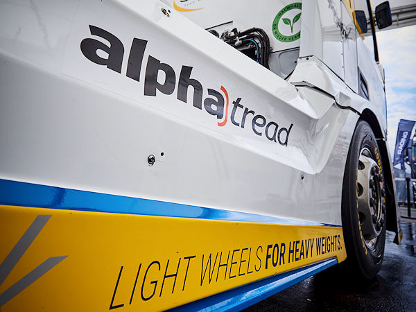 Auch ein Reifen des Hankook-Heißrunderneuerungsangebotes Alphatread speziell für Nutzfahrzeugreifen wird beim Truck-Grand-Prix zu sehen sein (Bild: Hankook)