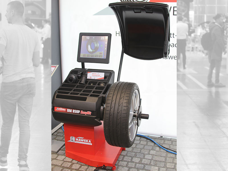 Nach ihrer Premiere bei der jüngsten Reifenmesse in Köln ist die laut Anbieter für Räder von Pkw, SUVs, Transportern und Motorrädern bis zu einem Gewicht von 75 Kilogramm geeignete Wuchtmaschine „BM 850 P EasyHit“ ab sofort bei der Haweka Werkstatttechnik Glauchau GmbH erhältlich (Bild: NRZ/Christian Marx)