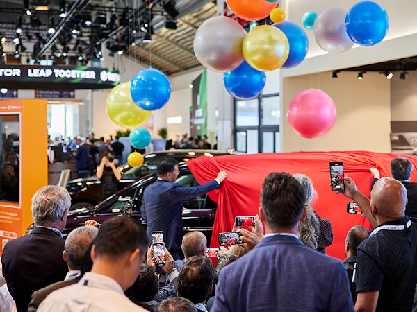 Aus Sicht des VDA als deren Veranstalter hat die IAA Mobility im vergangenen Jahr „überzeugend gezeigt, dass die Industrie die aktuellen Herausforderungen mit Innovationen und neuen Produkten angeht“, wobei für die nächste Ausgabe der im Zweijahresrhythmus stattfindenden Messe bereits erste Ausstellerzusagen vorliegen sollen (Bild: VDA/IAA Mobility)