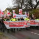 Selbst wenn die IGBCE in den Sozialplanverhandlungen mit Goodyear eigenen Worten zufolge „sehr gute Bedingungen für die vom Arbeitsplatzabbau betroffenen Beschäftigten“ erzielt hat, so sei „das eigentliche Ziel“ – genauso wie bei dieser Kundgebung im vergangenen November – nach wie vor die Fortführung der Reifenproduktion am Standort Fürstenwalde, (Bild: IGBCE/Ingo Drumm)