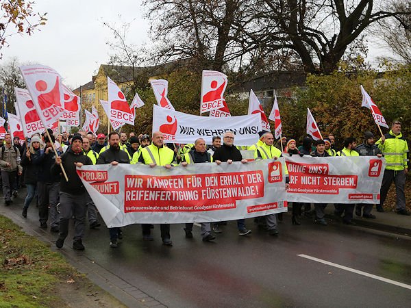 Selbst wenn die IGBCE in den Sozialplanverhandlungen mit Goodyear eigenen Worten zufolge „sehr gute Bedingungen für die vom Arbeitsplatzabbau betroffenen Beschäftigten“ erzielt hat, so sei „das eigentliche Ziel“ – genauso wie bei dieser Kundgebung im vergangenen November – nach wie vor die Fortführung der Reifenproduktion am Standort Fürstenwalde, (Bild: IGBCE/Ingo Drumm)