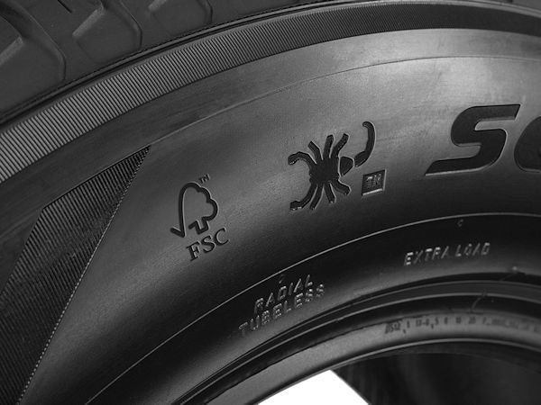 Mit FSC-zertifizierten Pirelli-Reifen an seinen Fahrzeugen will Jaguar Land Rover/JLR „Luxus auf eine Weise neu definieren, die besser für die Menschen und den Planeten ist“ (Bild: JLR)