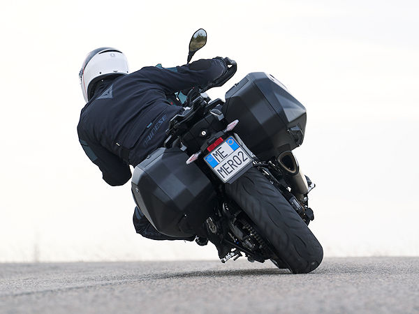 Dank eines optimierten Laufflächenprofils soll der neue „Roadtec 02 M“ unter anderem nun noch besser für schwere Motorräder geeignet sein – egal, ob mit oder ohne Beladung (Bild: Pirelli)