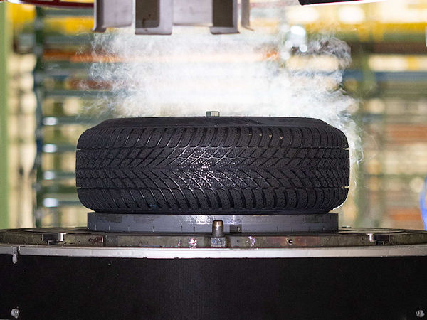 Der erste im neuen Nokian-Werk in Oradea/Rumänien produzierte Reifen ist ein Winterprofil vom Typ „Snowproof 2“, … (Bild: Nokian)