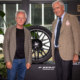 Horacio Pagani (links) und Pirellis Executive Vice Chairman Marco Tronchetti Provera versprechen sich von der beim Utopia des italienischen Sportwagenherstellers zum Einsatz kommenden „Cyber-Tyre“-Technologie, dass der Wagen so den optimalen Fahrmodus für die montierten Reifen wählen kann, um deren Potenzial bestmöglich auszuschöpfen (Bild: Pirelli)