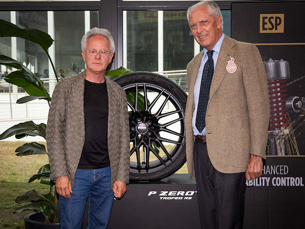 Horacio Pagani (links) und Pirellis Executive Vice Chairman Marco Tronchetti Provera versprechen sich von der beim Utopia des italienischen Sportwagenherstellers zum Einsatz kommenden „Cyber-Tyre“-Technologie, dass der Wagen so den optimalen Fahrmodus für die montierten Reifen wählen kann, um deren Potenzial bestmöglich auszuschöpfen (Bild: Pirelli)
