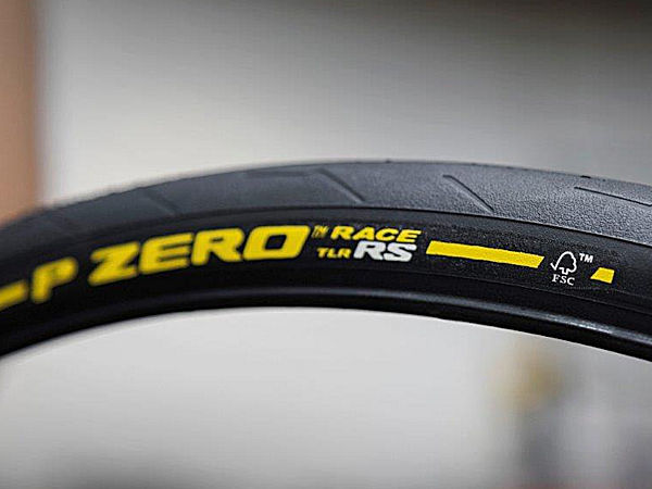 Nach FSC-zertifizierten Pkw- und Motorsportreifen legt Pirelli bei Zweiradreifen nach mit einem Reifen für den Radsportbereich, bei dessen Produktion vom Forest Stewardship Council zertifizierter Naturkautschuk verwendet wird (Bild: Pirelli)