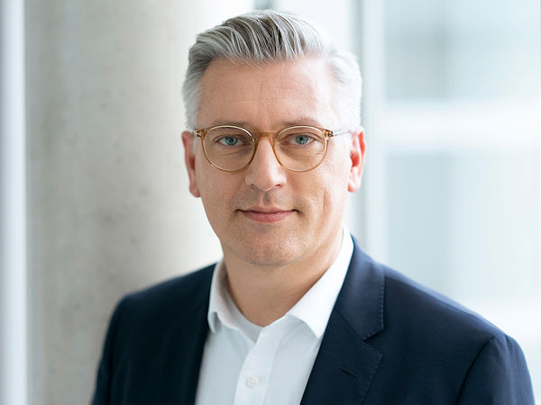 „Um auch in Zukunft einer der führenden Anbieter von Fahrzeugreparatur- und Servicelösungen zu sein, stärken wir unser Kerngeschäft und passen es an die neuen Gegebenheiten an“, wertet Jens Schüler, Vorstand Schaeffler Vehicle Lifetime Solutions, die Vitesco-Integration als wichtigen Transformationsschritt (Bild: Schaeffler)
