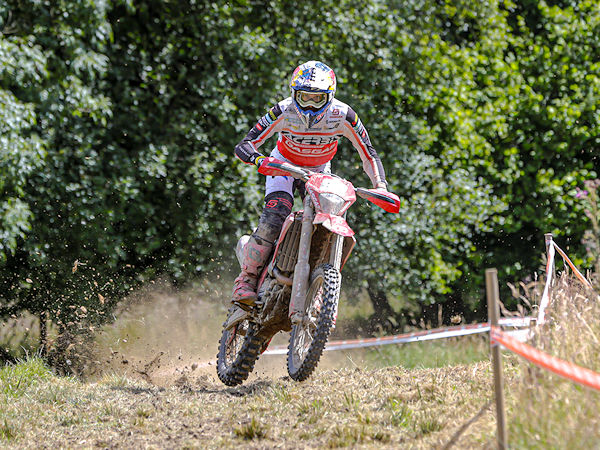 Gas-Gas-Werksfahrer Andrea Verona hat sich mit Metzeler-Reifen an seiner Maschine vorzeitig den Titel im E2-Klassement der Enduro-WM gesichert (Bild: Pirelli)