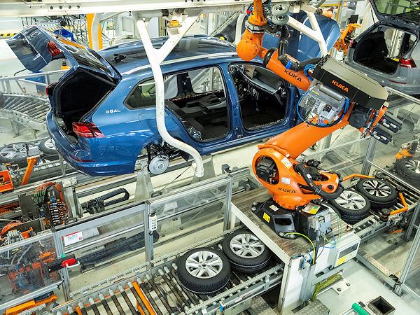Bei der jüngsten Konjunkturumfrage des Instituts für Wirtschaftsforschung sollen 43,1 Prozent der Unternehmen aus der Automobilbranche über fehlende Aufträge geklagt haben (Bild: Volkswagen)