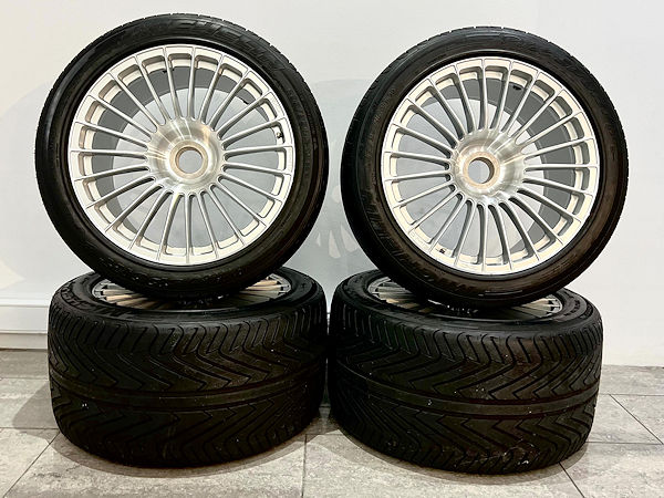 Die Auktionatoren bei Bonhams|Cars schätzen, dass der Komplettradsatz für die Ende der 1990er-Jahre vorgestellte Straßenversion des Mercedes CLK-GTR bei der Versteigerung am 6. Oktober zwischen 10.000 und 20.000 Euro erlösen könnte (Bild: Bonhams|Cars)