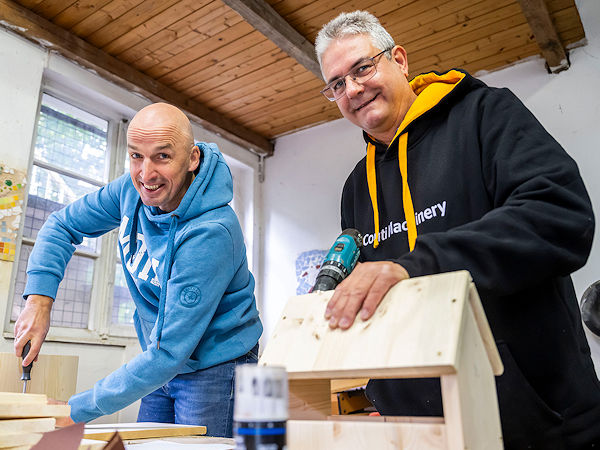 Der Leiter des Conti-Reifenbereiches Christian Kötz (links) hat als deren Schirmherr selbst auch Hand angelegt bei den „Social Days 2024“ (Bild: Continental)