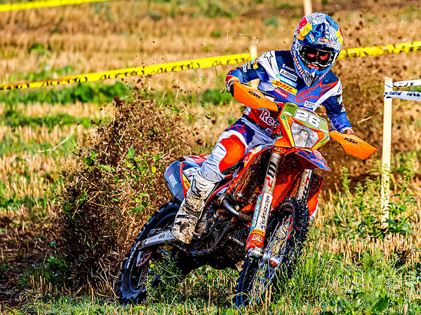 Sowohl im EnduroGP- und E1-Klassement hat sich Josep Garcia auf Metzeler-Reifen den jeweiligen Titel bei der diesjährigen Enduro-WM einfahren können, während … (Bild: Pirelli)
