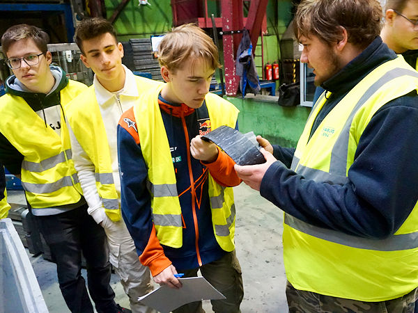 Bei regelmäßigen Besuchsterminen am Kraiburg-Austria-Firmensitz in Geretsberg vermittelt das Unternehmen Berufsschülern einerseits Informationen über den Aufbau von Reifen, die verwendeten Materialien, die verschiedenen Bauteile sowie deren Funktionen und bietet ihnen andererseits auch die Gelegenheit, die Reifenrunderneuerung kennenzulernen (Bild: Kraiburg Austria)