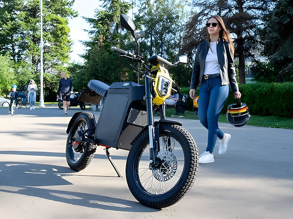 Wahlweise wird das Colibri-Elektromotorrad ab Werk mit einem der Mitas-Reifen „MC-25“, „MC-32“ oder „Speedway“ ausgerüstet (Bild: Mitas)