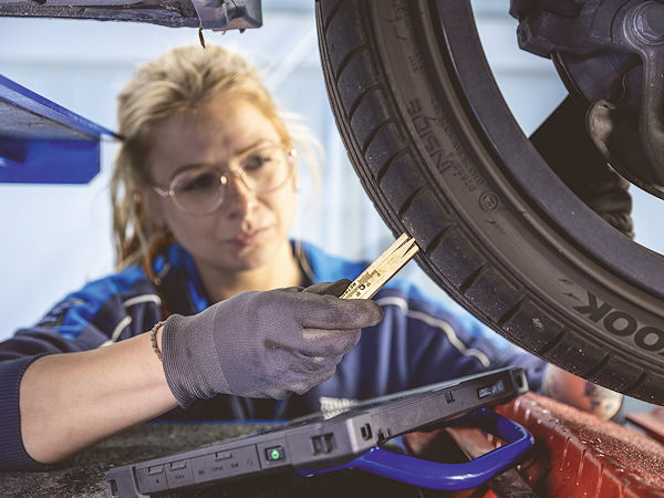 TÜV Nord rät Autofahrern, nach der Urlaubsfahrt ihr Fahrzeug einem Check zu unterziehen bzw. unterziehen zu lassen inklusive nicht zuletzt der Bereifung mit Blick unter anderem auf Dinge wie Fülldruck, Profiltiefe oder etwaige Schäden (Bild: TÜV Nord)