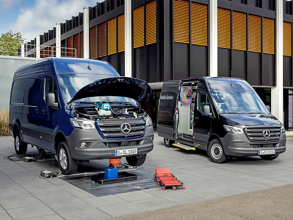 Vor Kurzem wurden die ersten zehn vollausgerüsteten Sprinter für den neuen Mercedes-Mobilservice für Transporter/Vans an ausgewählte Servicepartner des Fahrzeugherstellers in Deutschland übergeben, der so die Werkstatt zum Kunden bringen will inklusive eines neu entwickelten mobilen Hubsystems für Arbeiten unter Fahrzeugen bis 5,5 Tonnen, die damit vollständig angehoben werden können (Bild: Mercedes-Benz)