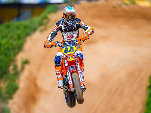 Nach einem vermasselten Saisonstart hat sich Jan Deitenbach dann doch noch den Titel Internationalen Deutschen Supermoto-Meisterschaft sichern können zum für ihn dritten Mal nach Erfolgen auch 2019 und 2022 schon (Bild: Mathias Schmid)