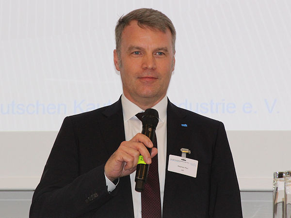„Wir haben erstmals eine signifikante Reifenmenge in Höhe von 87.000 Tonnen festgestellt, deren Verbleib unklar ist“, sagt Stephan Rau, Technischer Geschäftsführer des WdK, mit Blick auf die jüngste Altreifenstatistik des Verbandes (Bild: NRZ/Christian Marx)