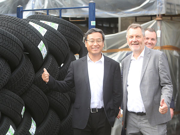 Besuch aus dem Reich der Mitte bei Reifen-Straub (von links): Wang Feng, CEO des Reifenherstellers Linglong, mit Eugen Straub, Geschäftsführer bei dem süddeutschen Großhandelsunternehmen, und Sohn Marc (Bild: PS-Group/Bernhard Schoke)