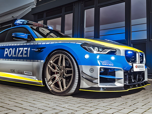 Auch das neueste „Polizeiauto“ der Initiative „Tune it! Safe!“ steht wieder auf Reifen von Kampagnenpartner Hankook (Bild: AC Schnitzer)