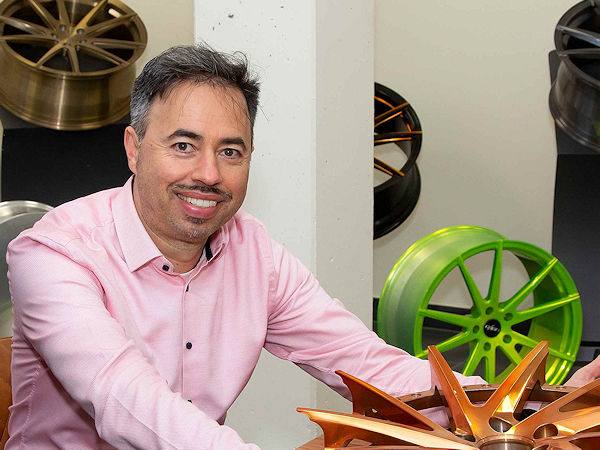 Hinter dem Konzept, dass Carmani-Räder deutsche Traditionsnamen als Produktbezeichnung tragen, steht AD-Vimotion-Gründer und -Geschäftsführer Arif Oliver Bekat (Bild: NRZ/Christine Schönfeld)