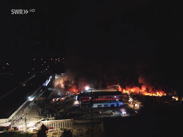 Ein Feuerwerk anlässlich der Hochzeit des damaligen und inzwischen verstorbenen Firmeninhabers Bruno Göggel hatte im Sommer 2022 zu einem Großbrand bei dem Reifengroßhändler geführt (Bild: SWR)