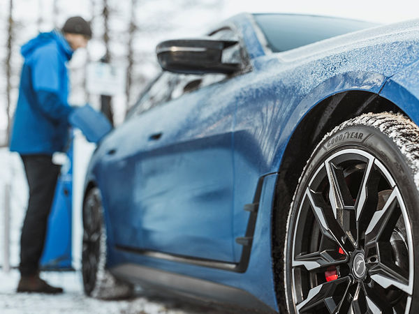 Trotz zuletzt oft nicht mehr allzu harter Winter soll bei einer von Goodyear in Auftrag gegebenen Umfrage mehr als die Hälfte der 650 in Deutschland dazu befragten Autofahrer gesagt haben, nach wie vor mit winterlichen Fahrbedingungen wie Schnee und Eis konfrontiert zu sein (Bild: Goodyear)