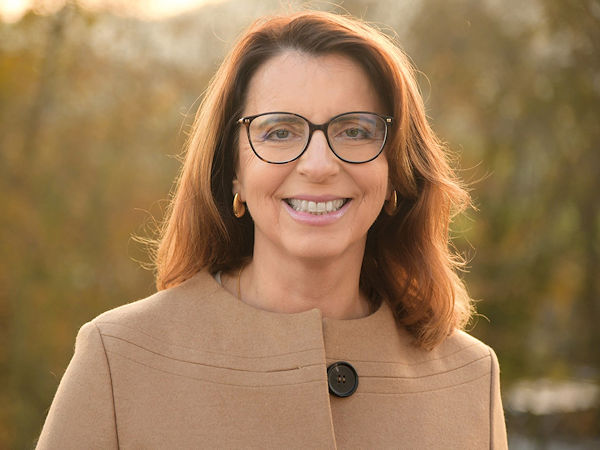 „Ich bedanke mich, dass mich der Vorstand zur Wahl als Präsidentin vorgeschlagen hat und möchte nun alle VDIK-Mitglieder um ihr Vertrauen bitten“, sagt Imelda Labbé, die sich gemeinsam mit ihnen „noch stärker und sichtbarer“ für den Erfolg der internationalen Kraftfahrzeughersteller einsetzen will (Bild: VDIK)