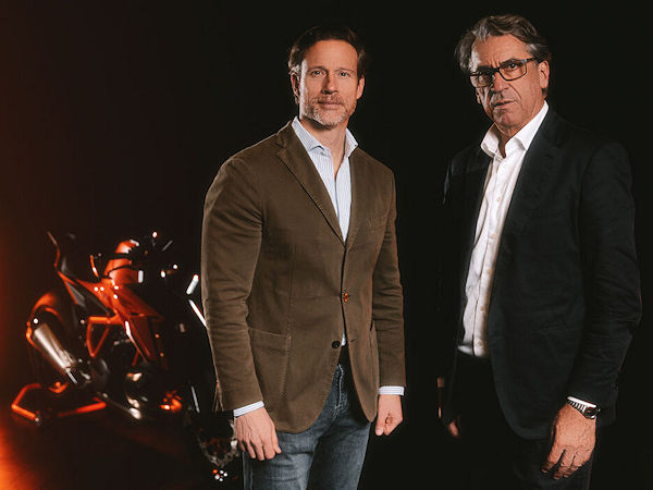 „Gemeinsam haben wir KTM zu einer Erfolgsgeschichte gemacht, und gemeinsam werden wir KTM in die Zukunft führen“, betonen Stefan Pierer (rechts) und Gottfried Neumeister, ihres Zeichens CEO respektive Co-CEO bei dem Motorradhersteller, für wie wichtig sie das Engagement und die Unterstützung der Mitarbeiter in dieser Zeit halten (Bild: KTM)