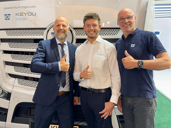 Anlässlich der IAA Transportation in Hannover haben beide Partner ihre künftige Zusammenarbeit besiegelt (von links): Keyou-COO Markus Schneider mit Alessandro Fante, Key-Account-Manager Pneuhage Fleet Solution, und Christian Soethe, Head of Vehicle Solutions bei Keyou (Bild: Pneuhage)