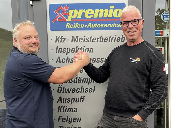 Nach 35 Jahren hat Volker Kuhn (rechts) seinen Betrieb an Markus Rinscheid übergeben, der ihn noch aus seiner früheren Anstellung als Monteur kennt und abgesehen von seinen Aufgaben als Geschäftsführer dort auch aktiv in der Werkstatt mitwirken will (Bild: Car Service Center Kuhn e.K.)