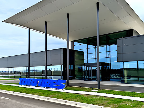 Die Managementfunktionen von Toyos derzeitiger Europazentrale in Willich sollen im Zuge einer Umstrukturierung in der Region auf die neue Toyo Tire Sales and Marketing Europe d.o.o. Indija am Standort seines serbischen Reifenwerkes übertragen werden verbunden mit der „Einstellung des Geschäftsbetriebs“ aller bisherigen europäischen Vertriebstöchter des japanischen Reifenherstellers (Bild: Toyo)
